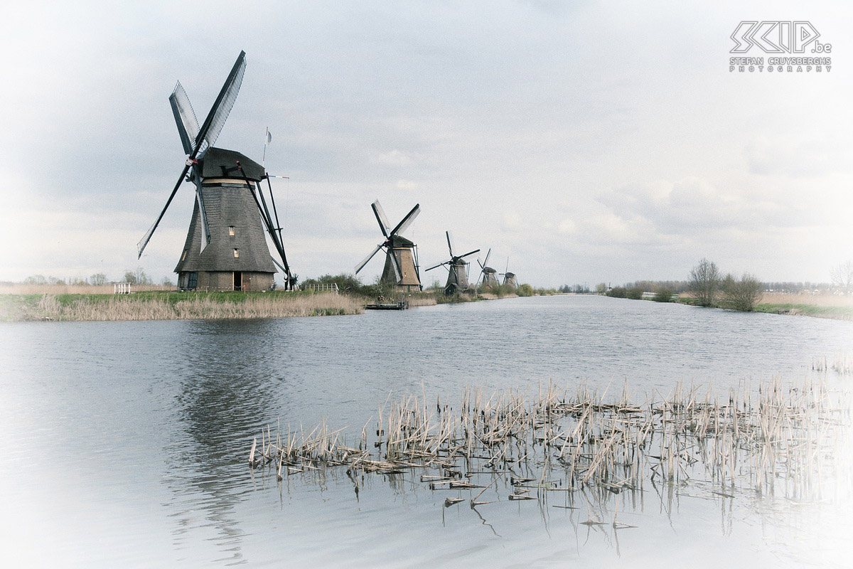 The mills of Kinderdijk Some photos of the 19 windmills in Kinderdijk in South Holland. They were constructed around 1740 to drain the polder. Nowadays there are a  UNESCO World Heritage Site. Stefan Cruysberghs